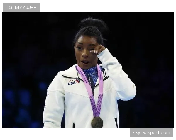 你知道西蒙·拜尔斯私底下怎么喝咖啡吗，跟训练场上一点都不一样！