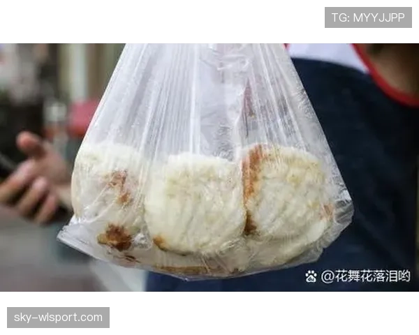 周冠宇深夜拎着塑料袋去路边摊，腕上那块表亮瞎人