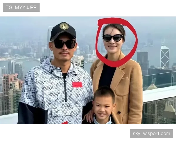 林丹出街拎个小包,包里东西看着能付我房租 林丹出街拎个小包,包里东西看着能付我房租